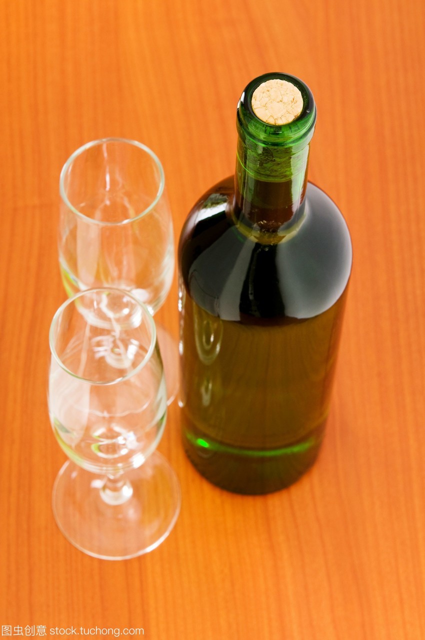 桌上杂陈 一瓶酒、饮料与茶叶零售的日常美学